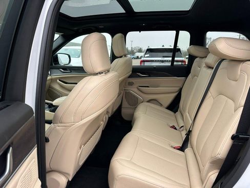 Used 2025 Jeep Grand Cherokee Limited w/ Luxury Tech Group II image 10