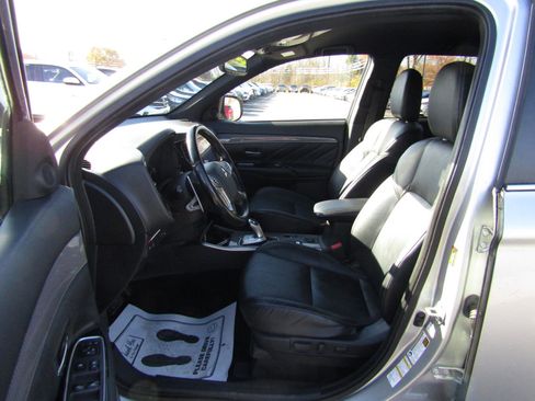 Used 2022 Mitsubishi Outlander SEL image 16