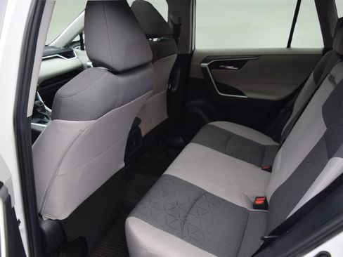 Used 2021 Toyota RAV4 XLE image 9