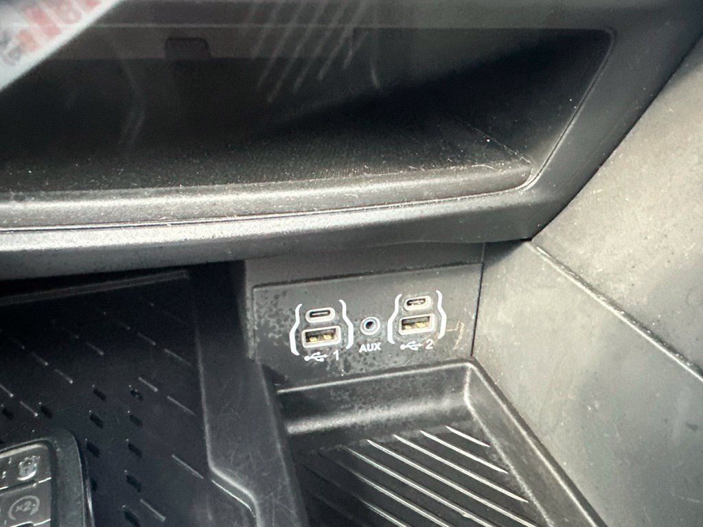 Used 2025 Chrysler Pacifica Limited FWD image 24