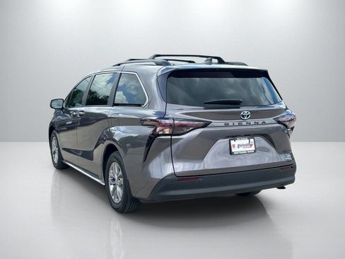 Used 2024 Toyota Sienna XLE FWD image 7