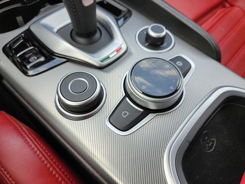 Used 2022 Alfa Romeo Giulia Veloce image 11