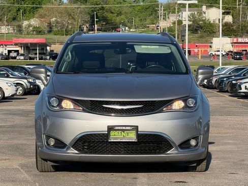 Used 2018 Chrysler Pacifica Touring-L FWD image 3