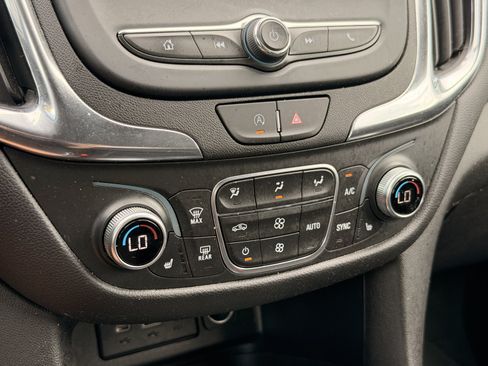 Used 2023 Chevrolet Equinox LT FWD image 28