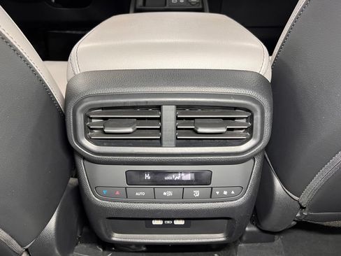 Used 2023 Honda Pilot Touring image 31
