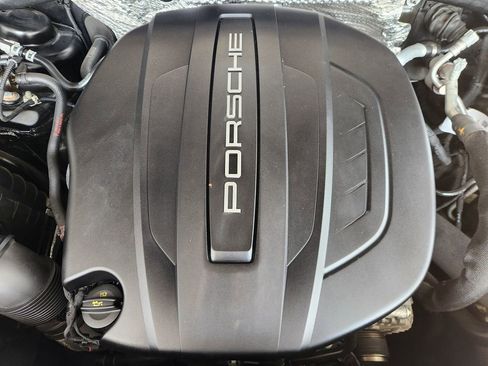 Used 2020 Porsche Macan AWD/4WD image 32