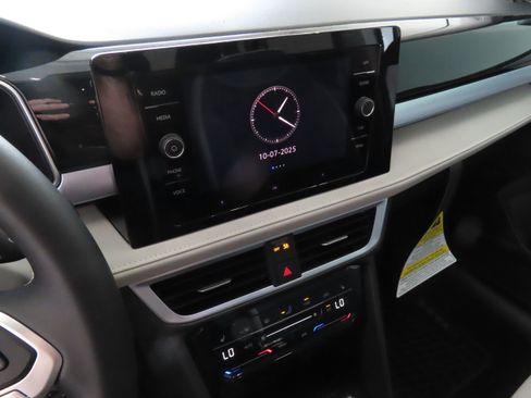 New 2025 Volkswagen Taos SE image 18