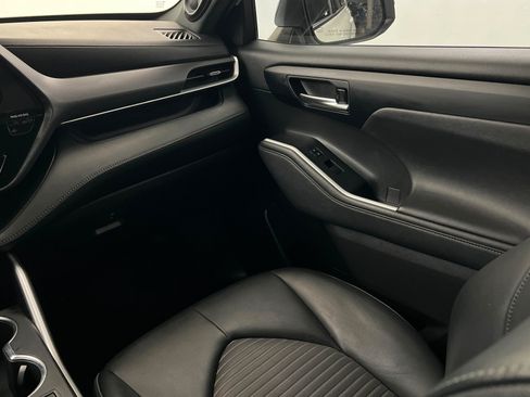 Used 2023 Toyota Highlander XSE FWD image 11
