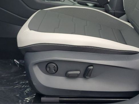 New 2025 Volkswagen Taos SE image 11
