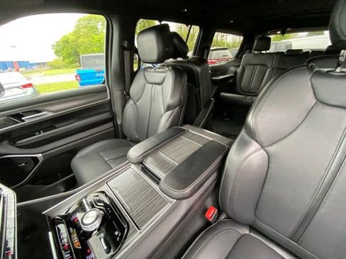 Used 2024 Jeep Wagoneer Series III w/ Premium Group I AWD/4WD image 10