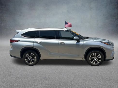 Used 2022 Toyota Highlander XLE FWD image 10