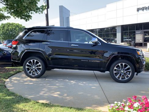 Used 2017 Jeep Grand Cherokee Overland w/ Jeep Active Safety Group AWD/4WD image 11