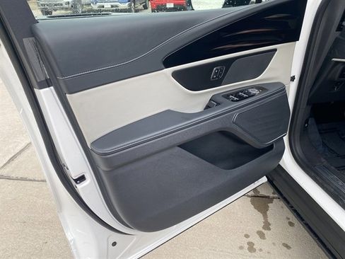 Used 2024 Lincoln Nautilus Reserve image 23