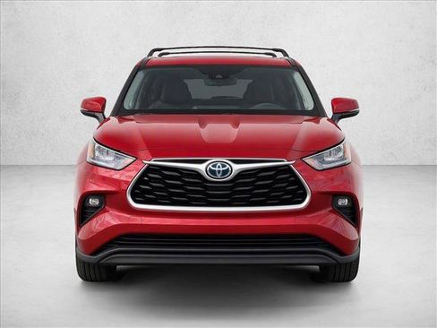 Used 2020 Toyota Highlander XLE AWD/4WD image 2