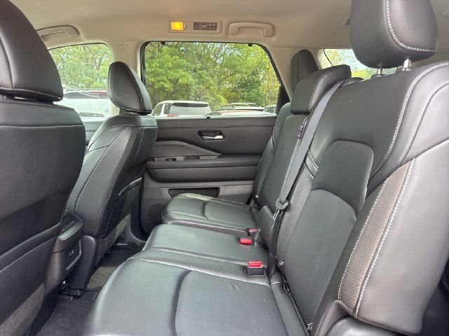 Used 2024 Nissan Pathfinder SL FWD image 11