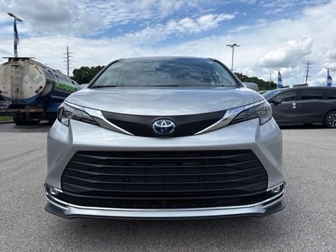 Used 2024 Toyota Sienna XLE w/ XLE Plus Package AWD/4WD image 19