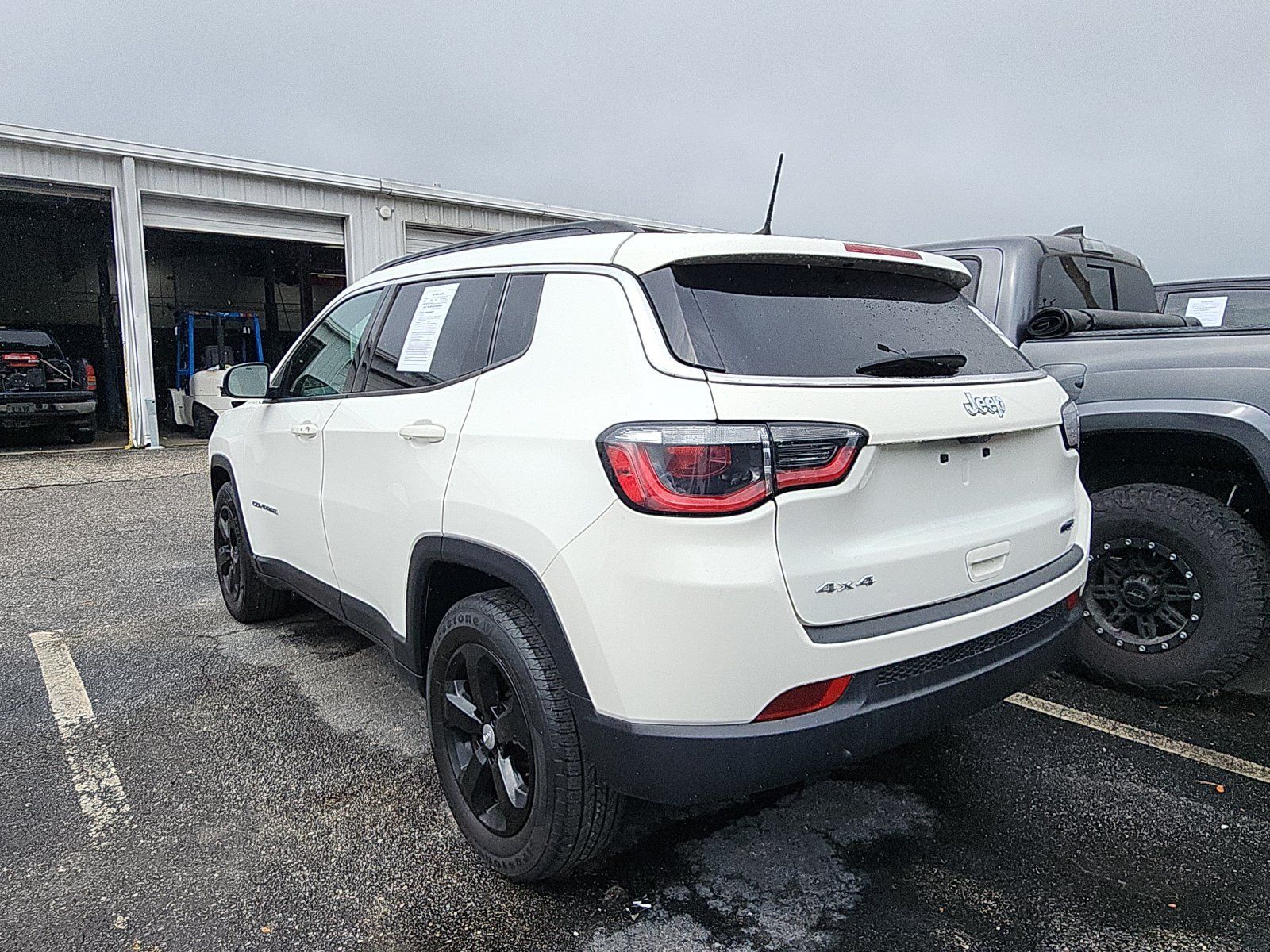 Used 2019 Jeep Compass Latitude w/ Popular Equipment Group AWD/4WD image 3