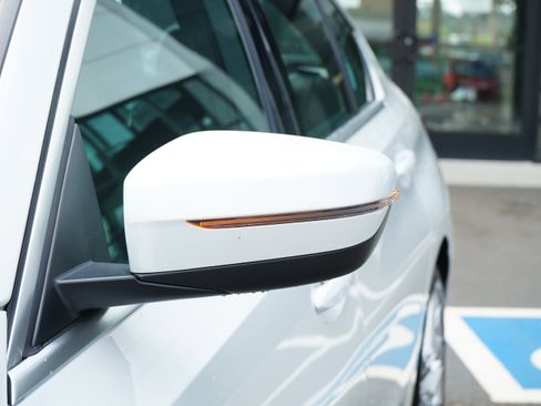 Used 2025 BMW 330i xDrive Sedan w/ Convenience Package image 40