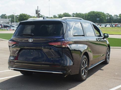 Used 2025 Toyota Sienna Platinum AWD/4WD image 20