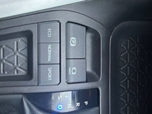 Used 2022 Toyota RAV4 LE FWD image 30