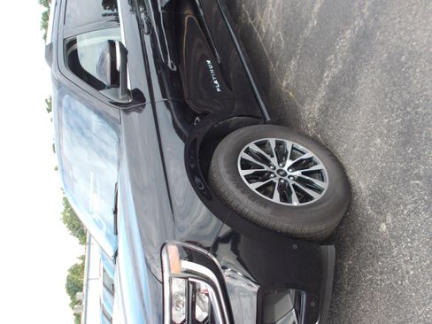 Used 2025 Ford Expedition Max Platinum AWD/4WD image 1