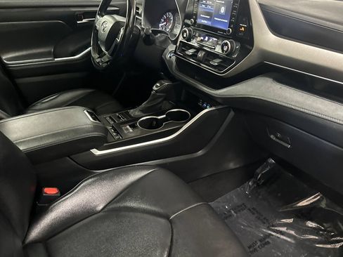 Used 2022 Toyota Highlander XLE AWD/4WD image 19
