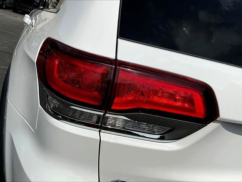 Used 2021 Jeep Grand Cherokee Laredo AWD/4WD image 39