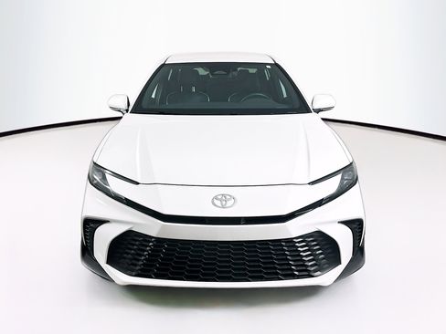 Used 2025 Toyota Camry SE image 2