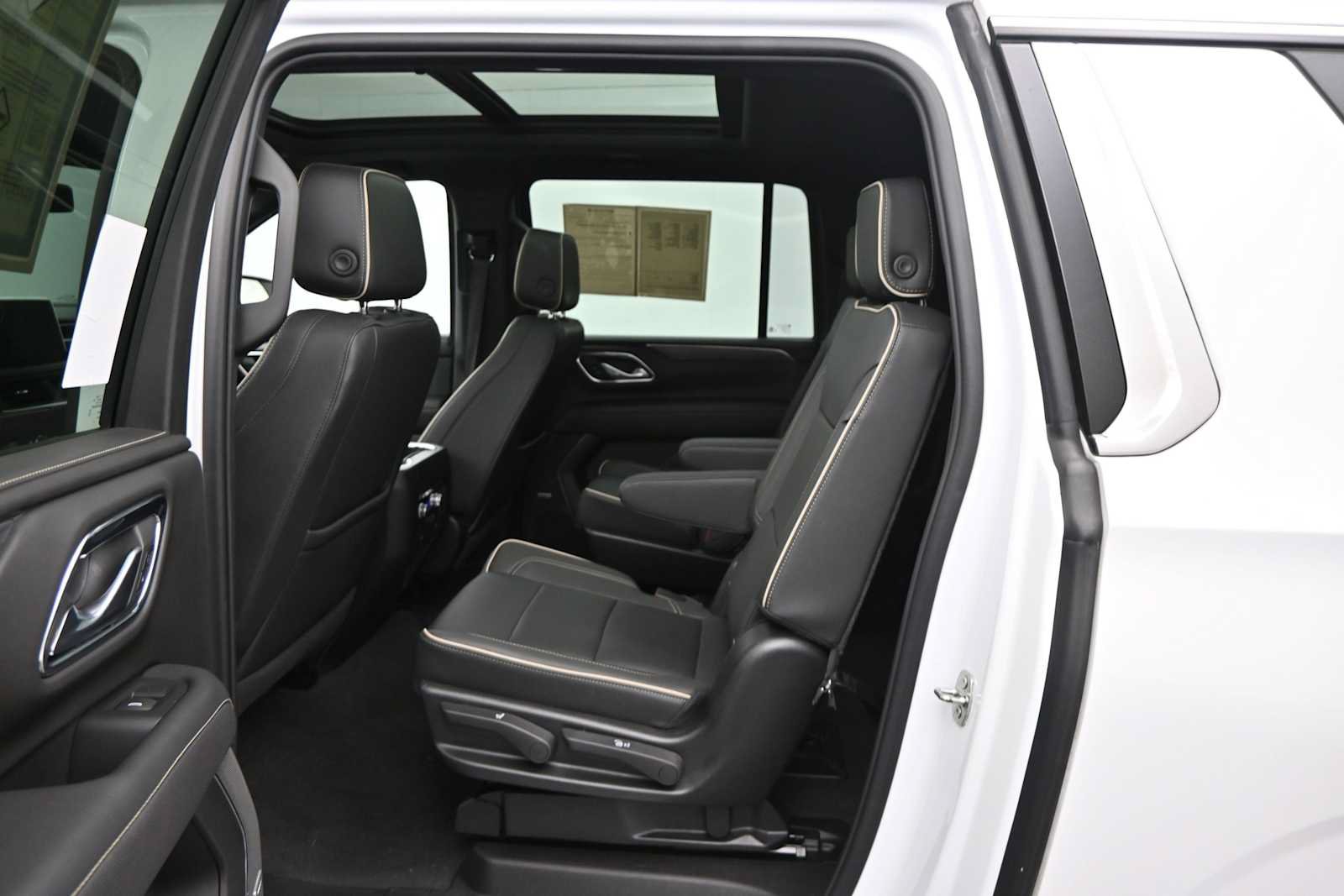 Used 2022 GMC Yukon XL SLT w/ SLT Premium Package AWD/4WD image 13