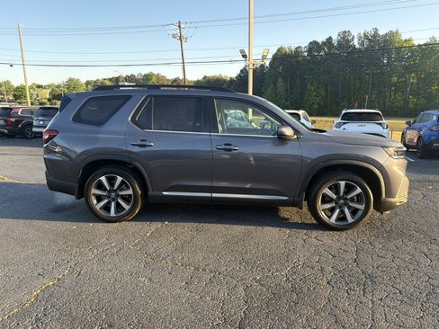 Used 2025 Honda Pilot Touring image 3