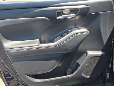 Used 2023 Toyota Highlander XLE FWD image 13