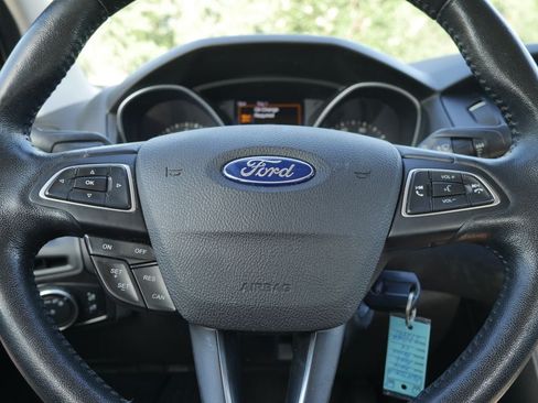 Used 2016 Ford Focus SE w/ SE Cold Weather Package FWD image 11