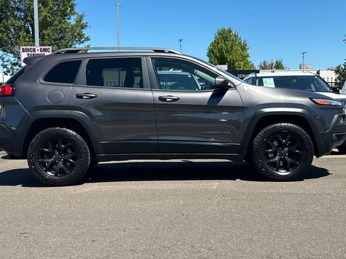 Used 2017 Jeep Cherokee Trailhawk AWD/4WD image 3