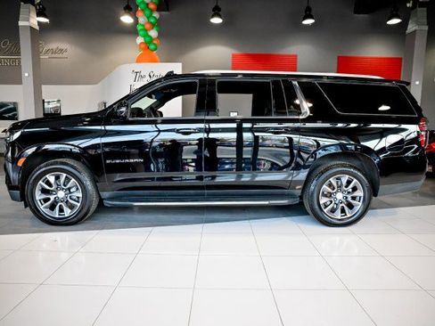 Used 2024 Chevrolet Suburban LT w/ Luxury Package image 8