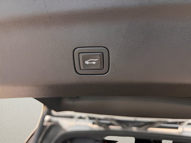 Certified 2024 GMC Yukon Denali Ultimate w/ LPO, Illumination Package AWD/4WD image 6