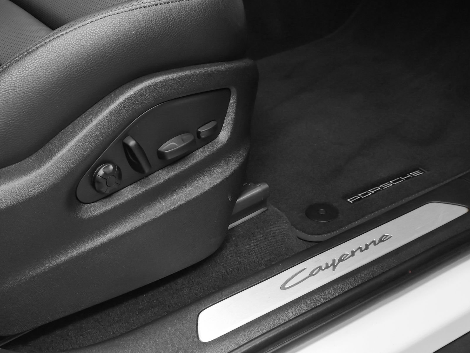 Certified 2024 Porsche Cayenne AWD/4WD image 19