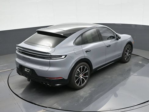 Certified 2025 Porsche Cayenne GTS AWD/4WD image 30