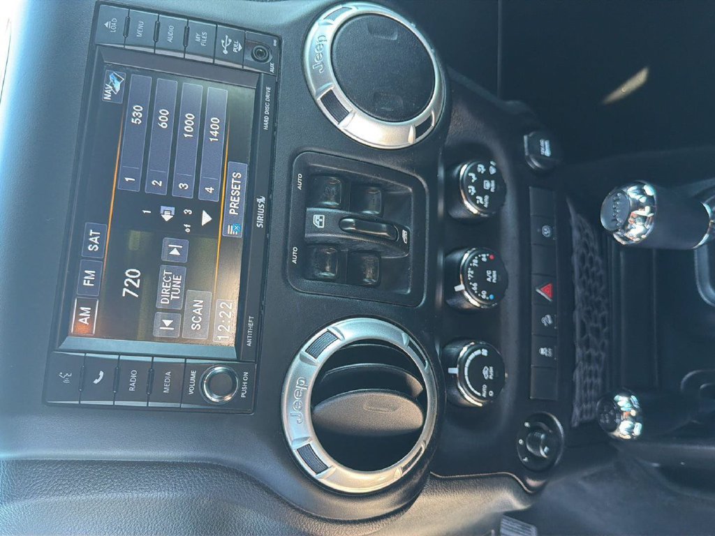 Used 2018 Jeep Wrangler Unlimited Sahara w/ Connectivity Group AWD/4WD image 25
