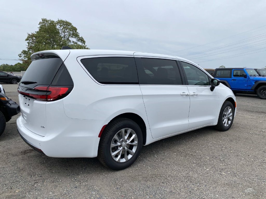 New 2027 Chrysler Pacifica Select AWD/4WD image 3