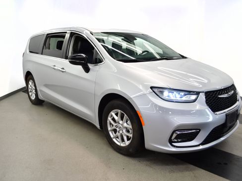 Used 2024 Chrysler Pacifica Touring-L FWD image 2