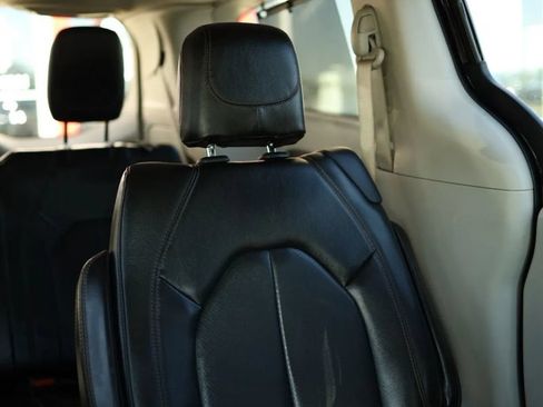 Used 2019 Chrysler Pacifica Touring-L FWD image 30