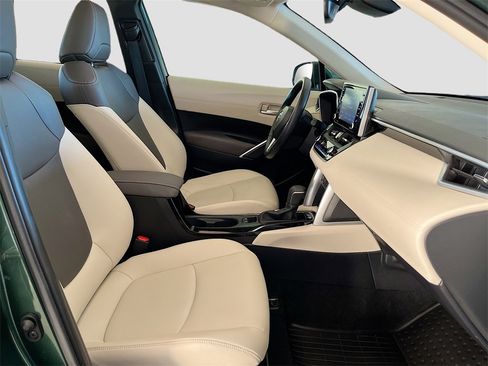 Used 2022 Toyota Corolla Cross XLE w/ Convenience Package image 30