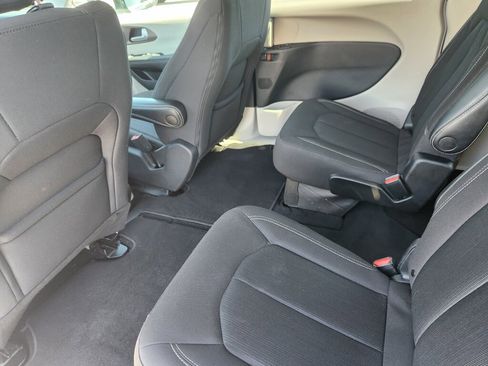 Used 2023 Chrysler Voyager LX image 9