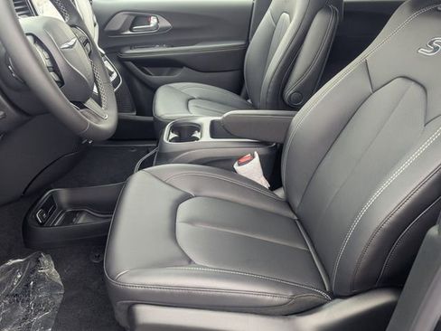 New 2026 Chrysler Pacifica Select image 9