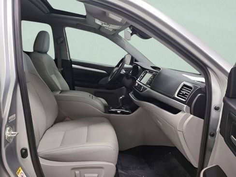 Used 2019 Toyota Highlander XLE AWD/4WD image 17