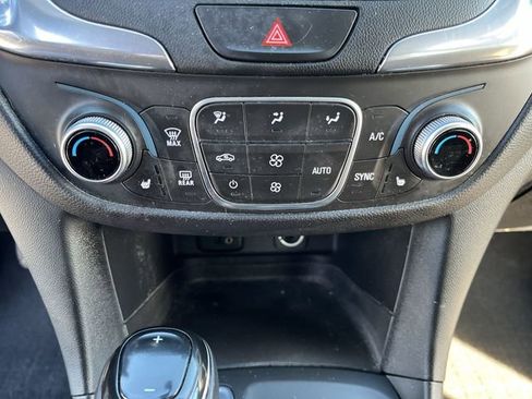 Used 2018 Chevrolet Equinox LT image 18