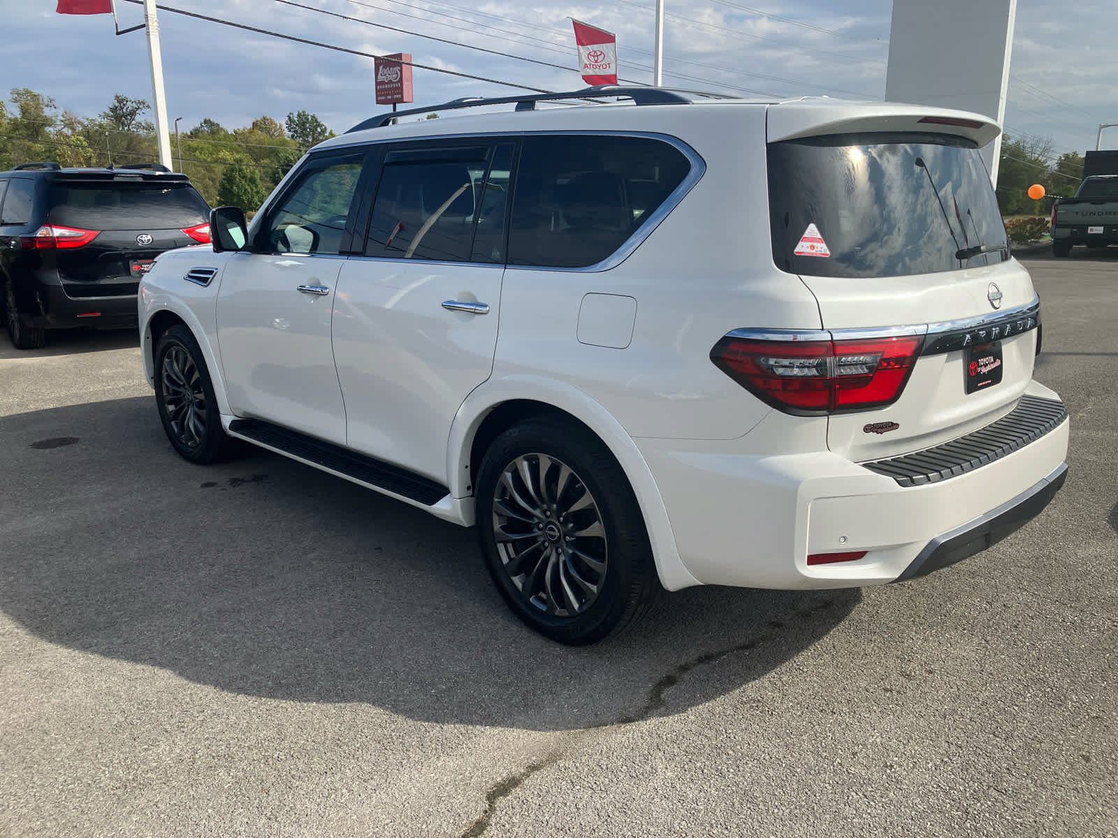 Used 2024 Nissan Armada Platinum w/ Captain's Chairs Package AWD/4WD image 5