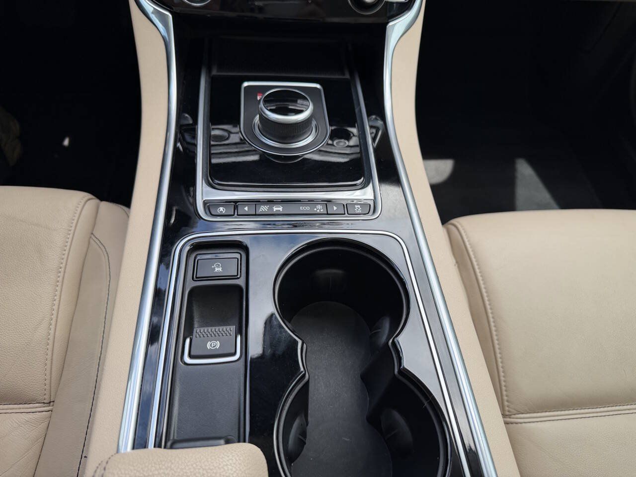 Used 2017 Jaguar XE Prestige RWD image 15