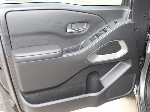 Used 2025 Nissan Frontier SV image 19