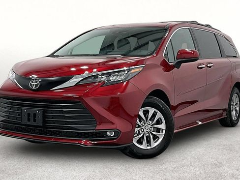 Used 2026 Toyota Sienna XLE FWD image 14